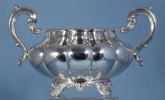 A William IV Irish silver sugar bowl, Width to handles 8 ¾”/225mm Weight 5 ¼”/135mm Weight: 16.7oz/474grms